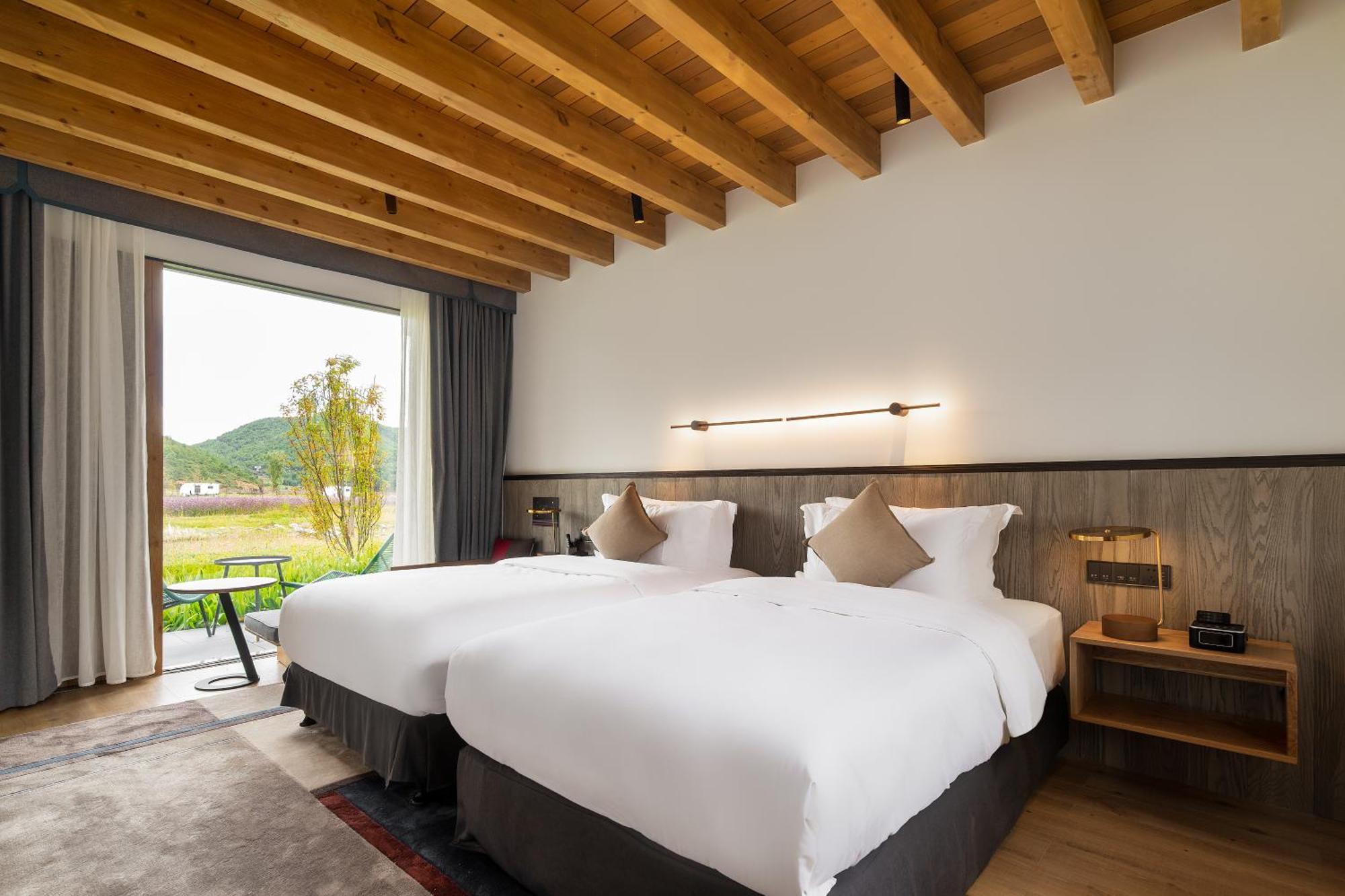 Hotel Indigo Lugu Lake By Ihg Lijiang  Exteriör bild