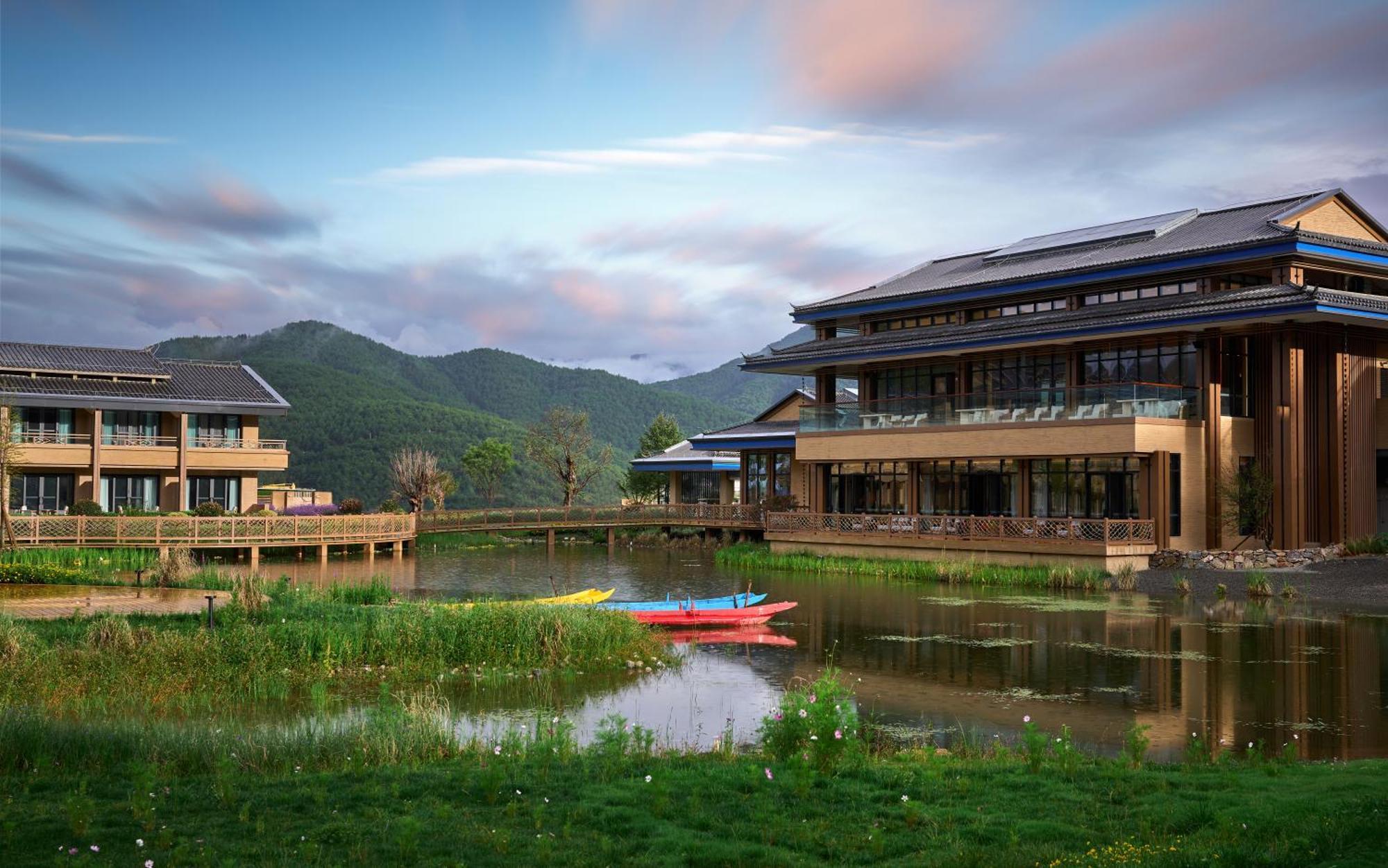 Hotel Indigo Lugu Lake By Ihg Lijiang  Exteriör bild